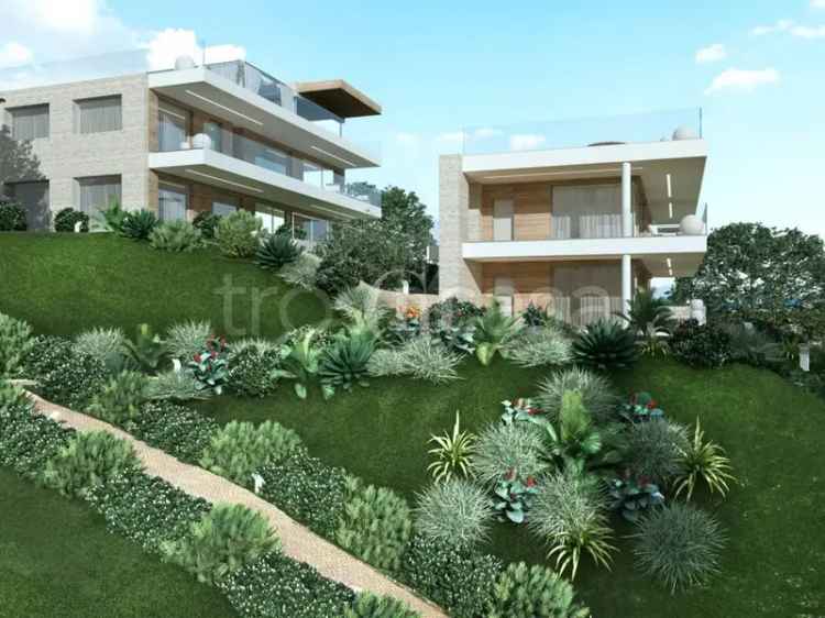 Appartamento di Lusso con Giardino a Toscolano Maderno