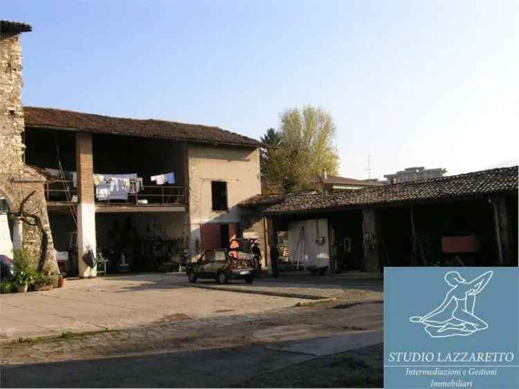 Rustico con Annessi e Ampio Giardino a Brescia