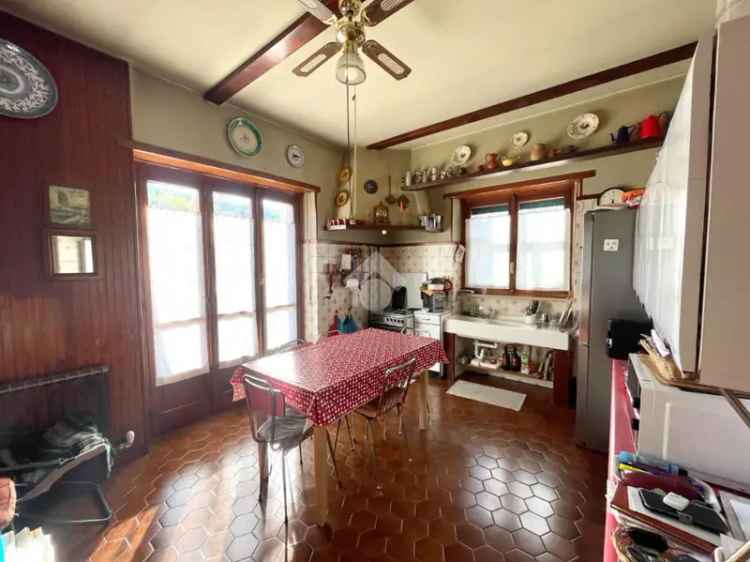 Casa Trifamiliare in Vendita: Ampi Spazi e Ottime Potenzialita