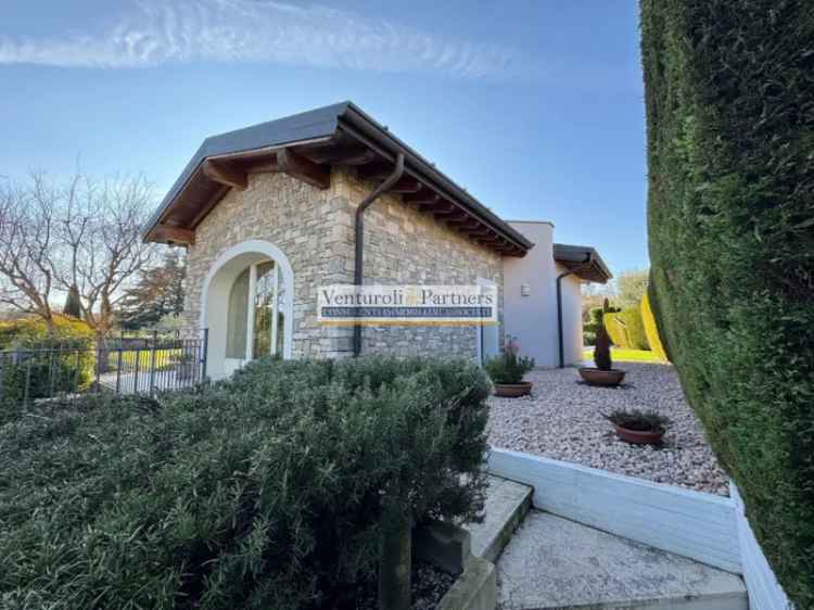 Villa Moderna con Piscina a Manerba del Garda