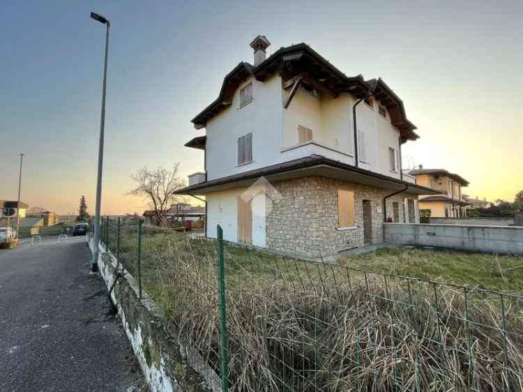 Villa Bifamiliare Indipendente con Giardino