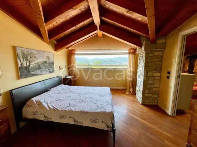 Villa a Schiera con Piscina a Capriolo