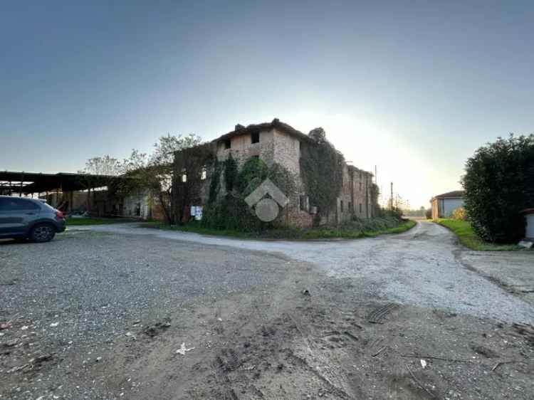 Cascina in vendita a Crema - 4400 mq con terreno