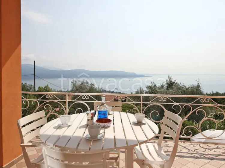 Villa con Vista Lago e Piscina a Toscolano Maderno