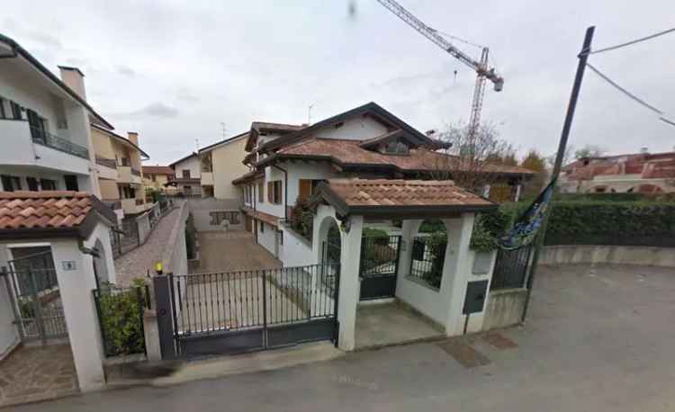 Villa in Asta Usmate Velate - Trilivelli con Ampi Spazi