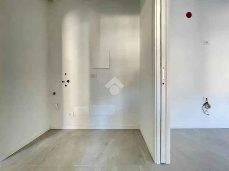 Attico Sarezzo: Mansarda di Lusso con Travi a Vista