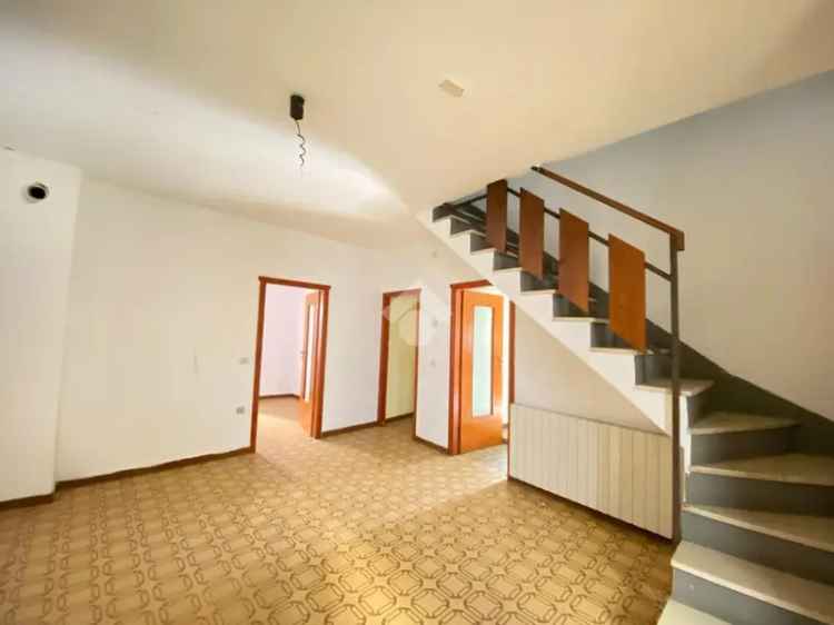 Casa Indipendente Angolo Terme: Tre Livelli, Tre Camere, Giardino