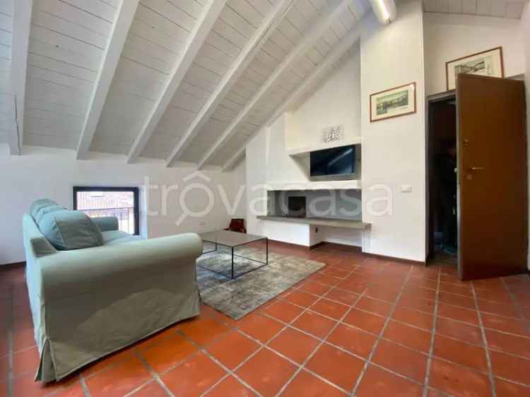 Mansarda Iseo Centro Storico Ristrutturata Con Camino