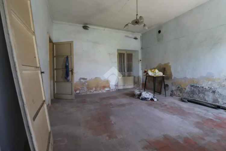 Roverbella - Complesso immobiliare da ristrutturare con due appartamenti e negozio