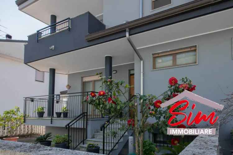 Villa a Novara: Ristrutturata Giardino Taverna Box Pannelli Solari