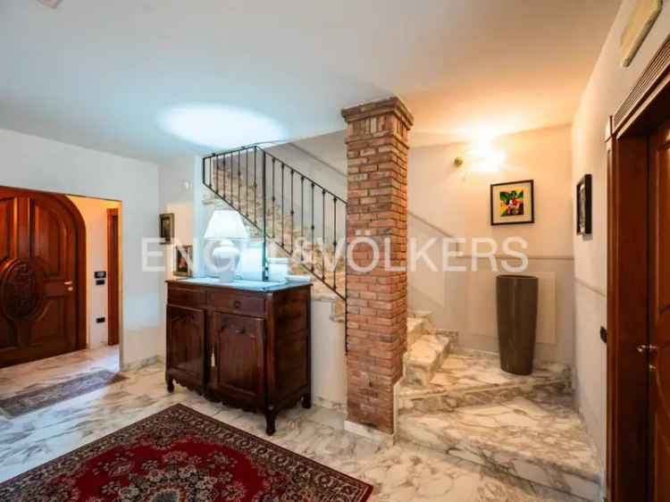 Villa Bifamiliare di Lusso in Stile Franciacortino