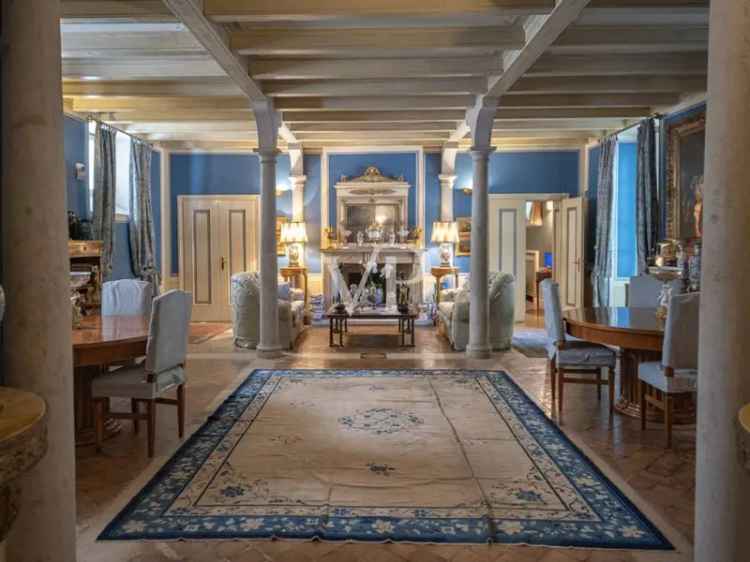 Villa di Lusso in Franciacorta: Eleganza e Tranquillit
