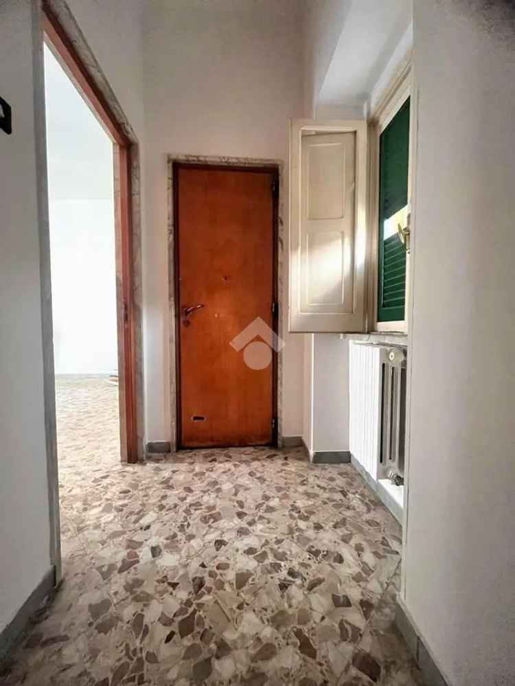Palazzina indipendente a Triggiano: 3 vani, terrazzo e camino