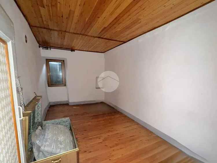Rustico in Vendita a Niardo con Giardino e Ampi Spazi