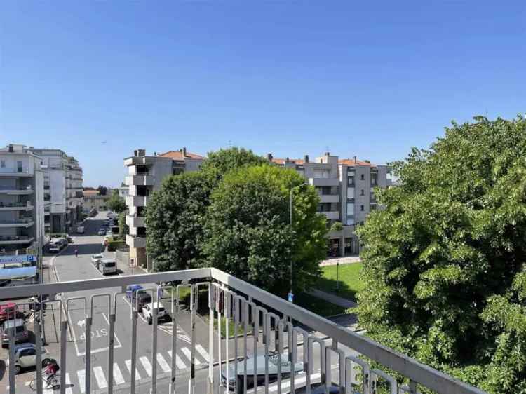 Appartamento Bergamo via Ponchielli - 3 camere - 2 balconi