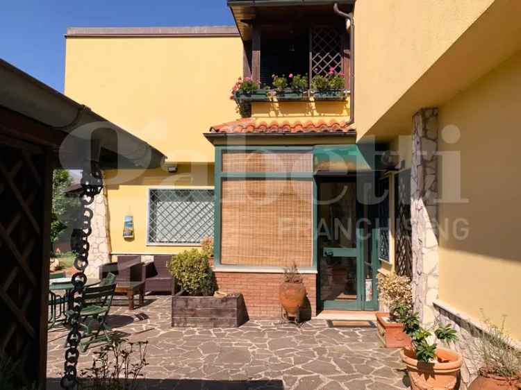 Villa in Vendita Avezzano 8 Vani Giardino Dependace