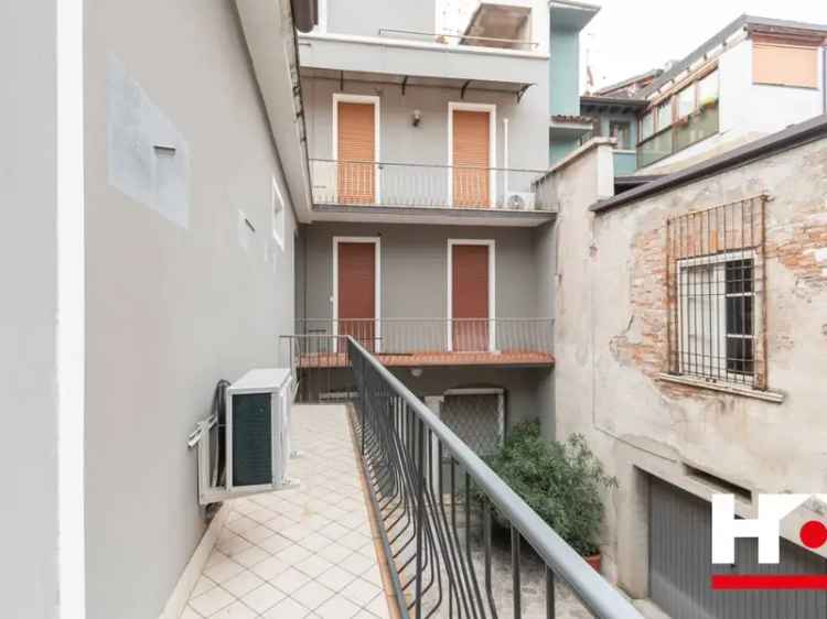 Ampio Trilocale Ristrutturato Brescia Centro Storico