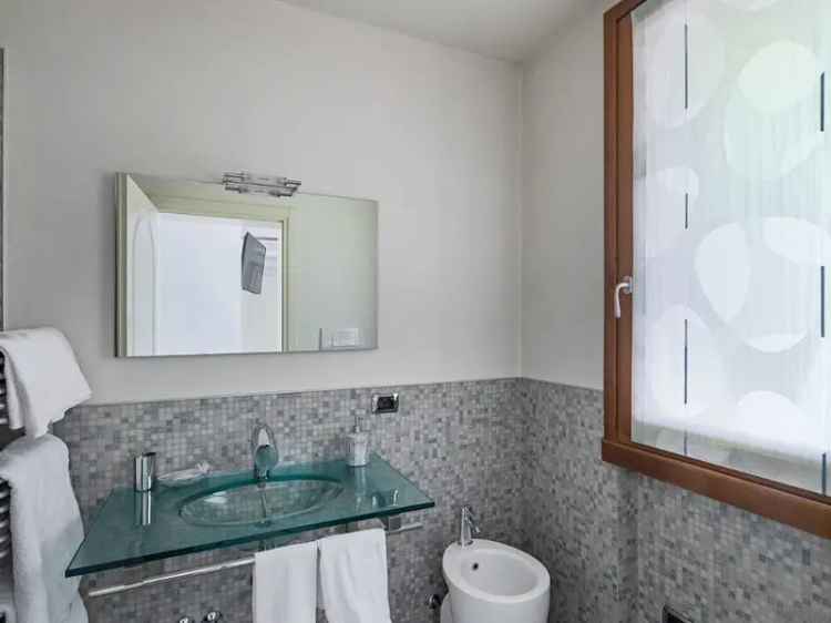 Villa singola con 3 appartamenti a Toscolano Maderno