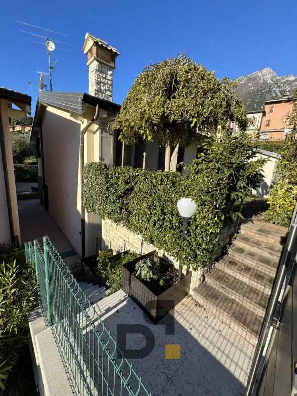 Villetta Trifamiliare con Vista Lago a Toscolano Maderno