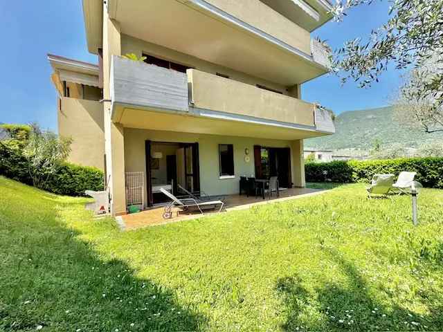 Trilocale in Vendita a Salo con Giardino e Piscina