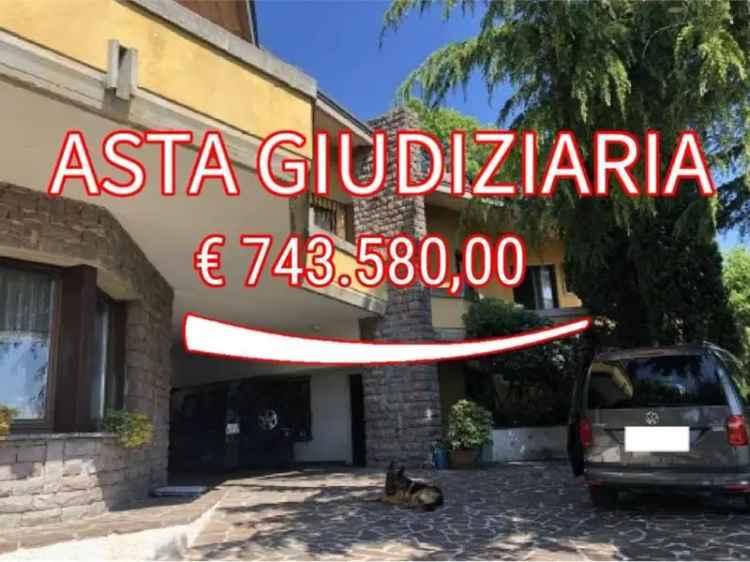 Villa in Asta Manerba del Garda con Piscina