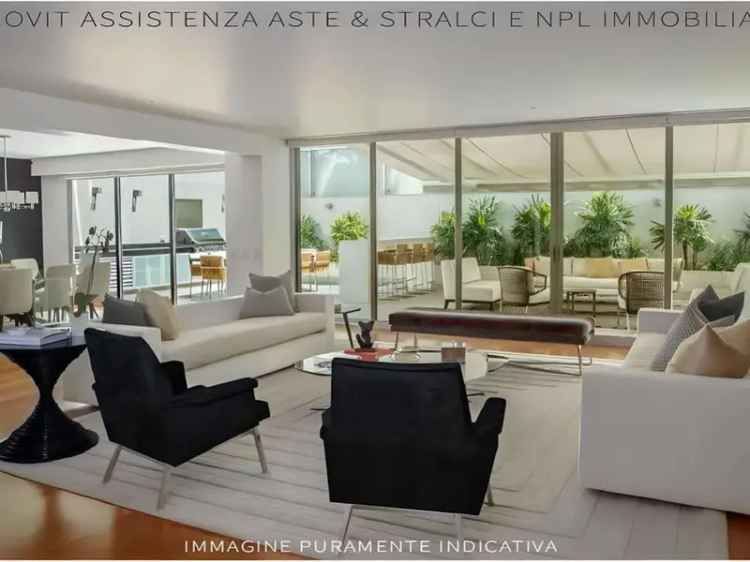 Appartamento in Asta a Brescia: 2 Camere, 2 Balconi e Cantina