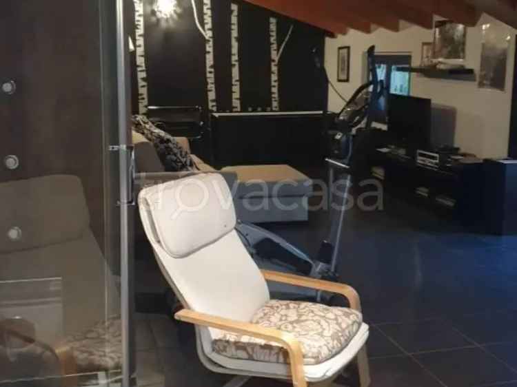 Attico con Travi a Vista e 4 Terrazzi a Breno