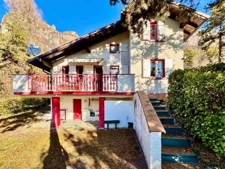 Villa con Parco e Vista Panoramica a Lodrino