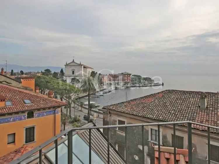 Attico di Lusso con Terrazza Panoramica sul Lago di Garda