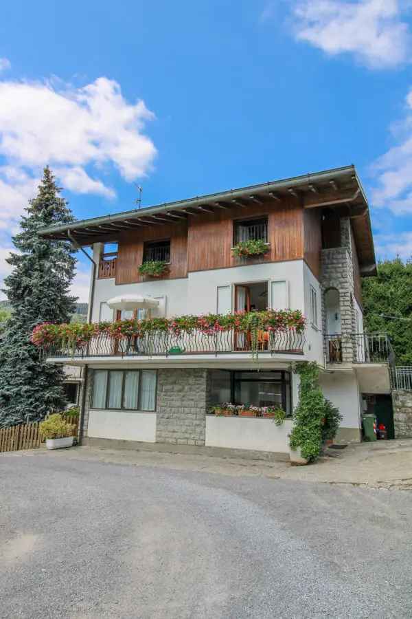 Villa singola con due appartamenti a Castiglione d'Intelvi