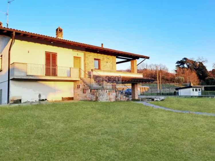 Villa Singola a Capriolo con Giardino e Doppio Appartamento