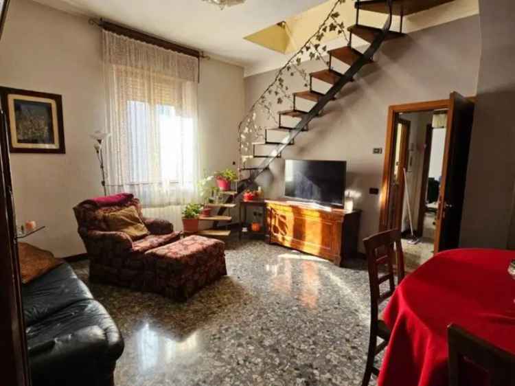 Casa Indipendente Brescia: 4 camere, ampi spazi, garage e corte