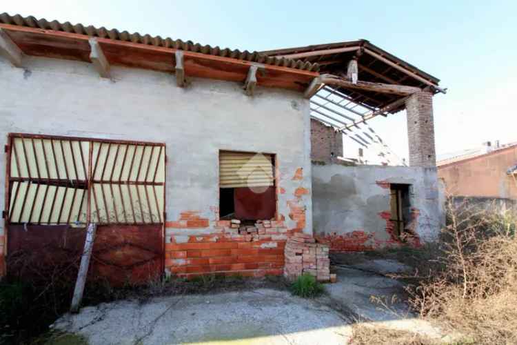Cascinale a Corte Chiusa in Vendita a Passarera