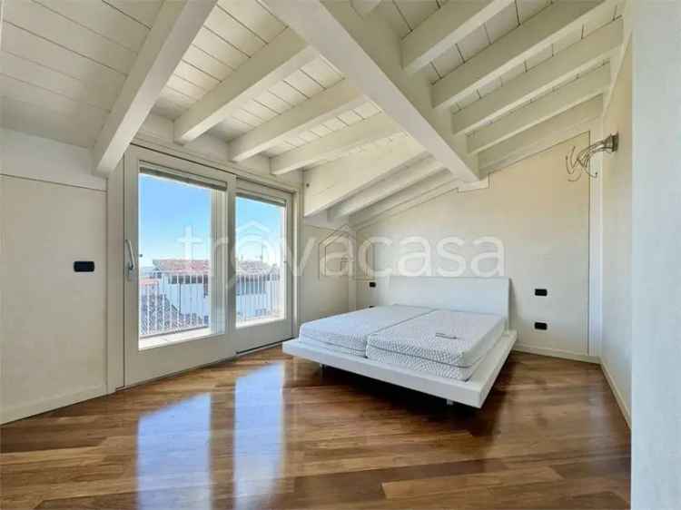 Attico di Lusso con Vista Lago a Desenzano del Garda