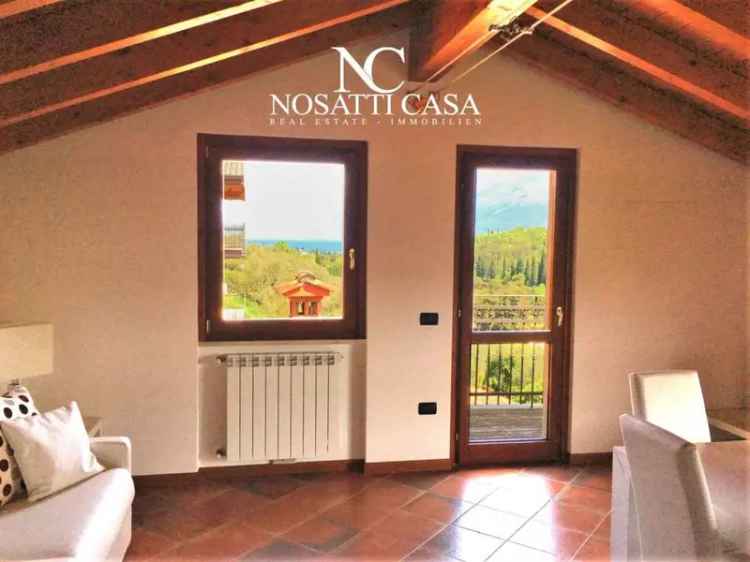 Mansarda con Vista Lago vicino al Golf Bogliaco
