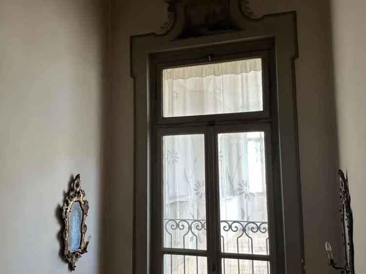Palazzo Storico Lonato del Garda: Negozio e Residenza con Giardino