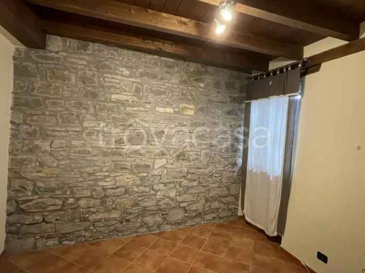 Appartamento in pietra con travi a vista a Berceto