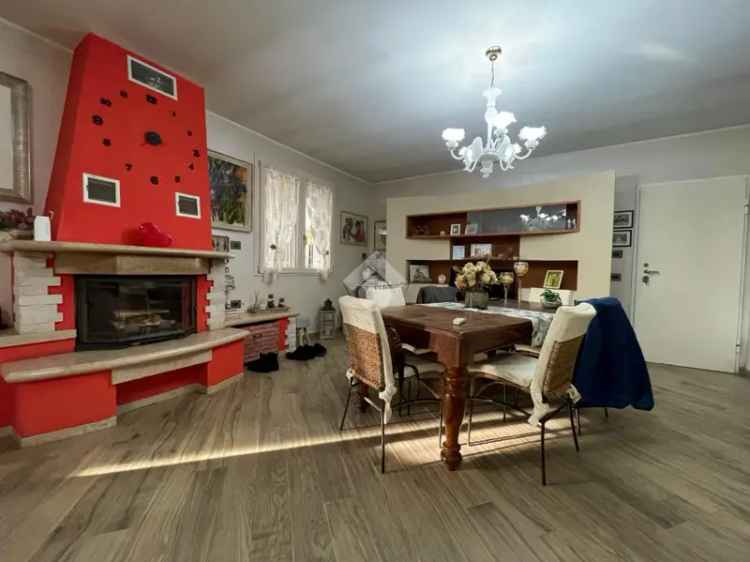 Villa singola Pontevico: casa indipendente con giardino e garage doppio
