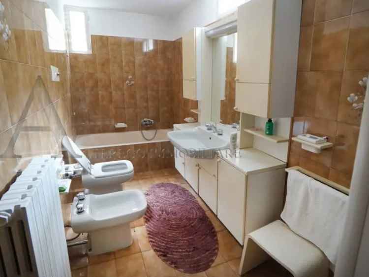 Villa in Vendita a Sarezzo: Giardino, Terrazze e Garage Doppio