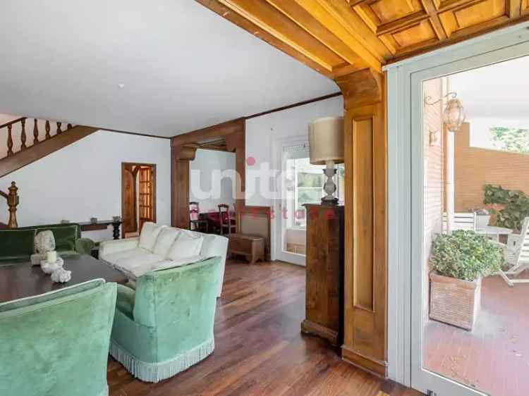 Villa in affitto Casalpalocco 4 livelli 200 mq giardino