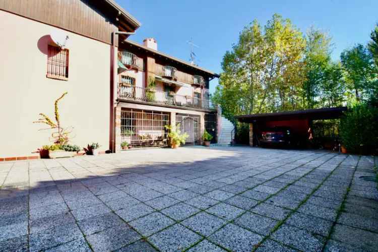 Villa in Vendita Rivoltella: 3 Appartamenti, Giardino e Parcheggio