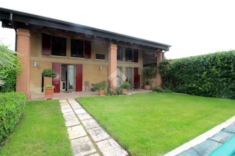 Villa Singola con Giardino Piscina e Ampio Interno