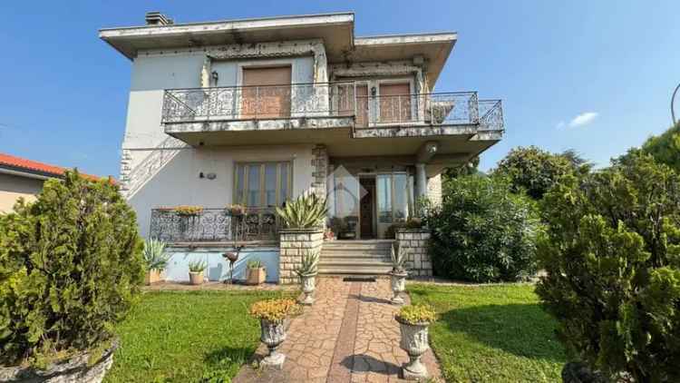 Villa singola 400 mq con giardino e garage quadruplo Rezzato