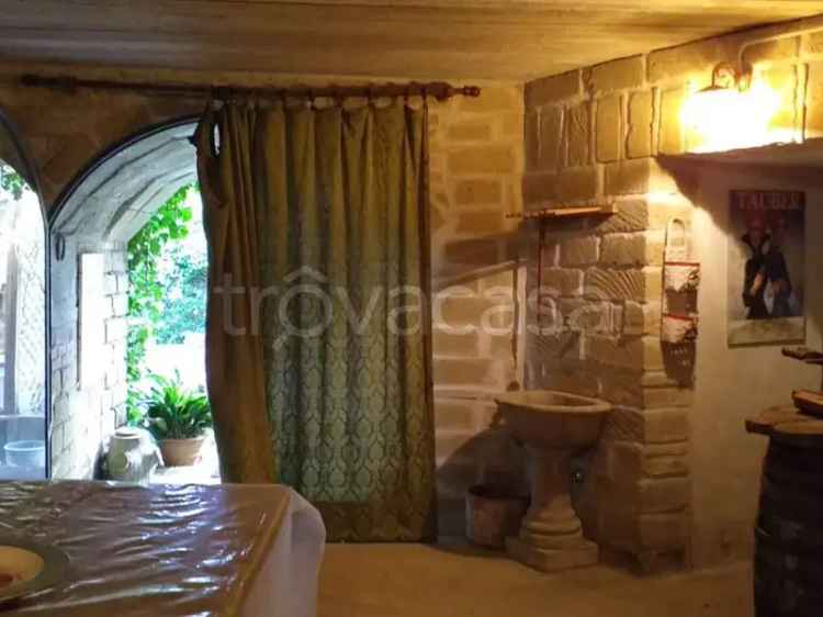 Casale Ristrutturato con Giardino e Grotte a Farnese