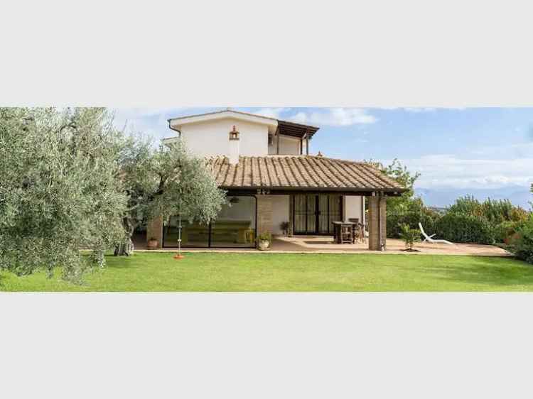 Villa di Lusso con Piscina e Terreno a Morlupo