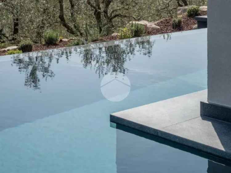Villa singola con piscina e vista lago a Toscolano Maderno