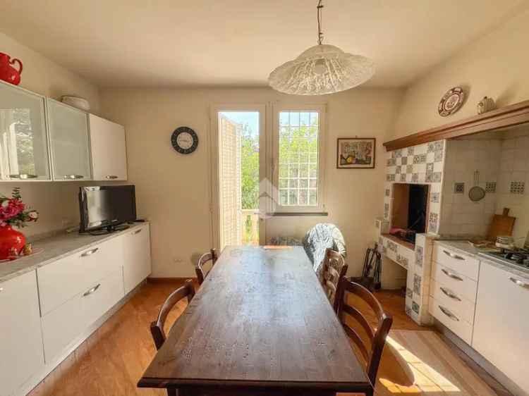 Villa in Vendita Pontedera - Giardino Privato 400 mq