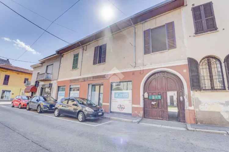 Casa di corte in vendita