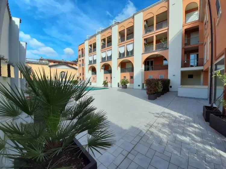 Mansarda Trilocale a Salò con Piscina e Garage