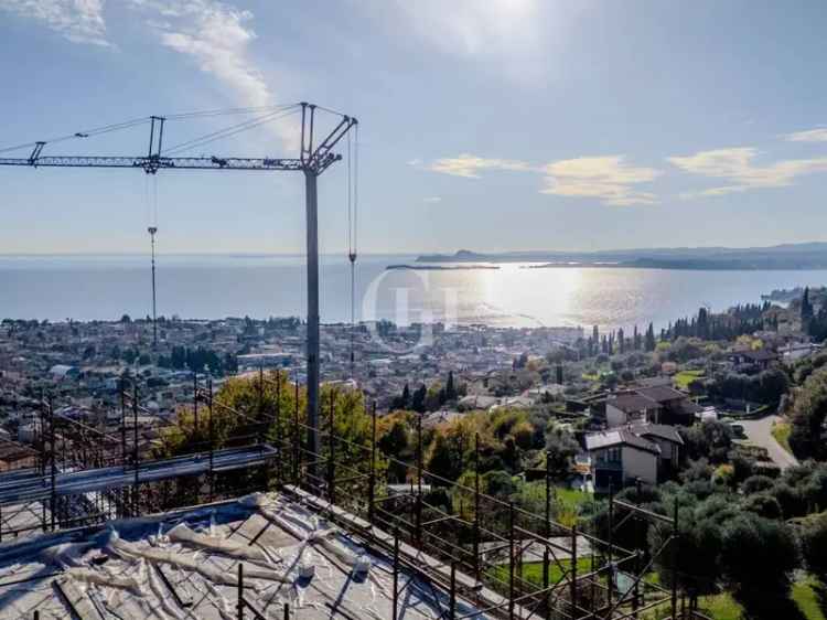 Attico di Lusso con Vista Lago a Toscolano Maderno